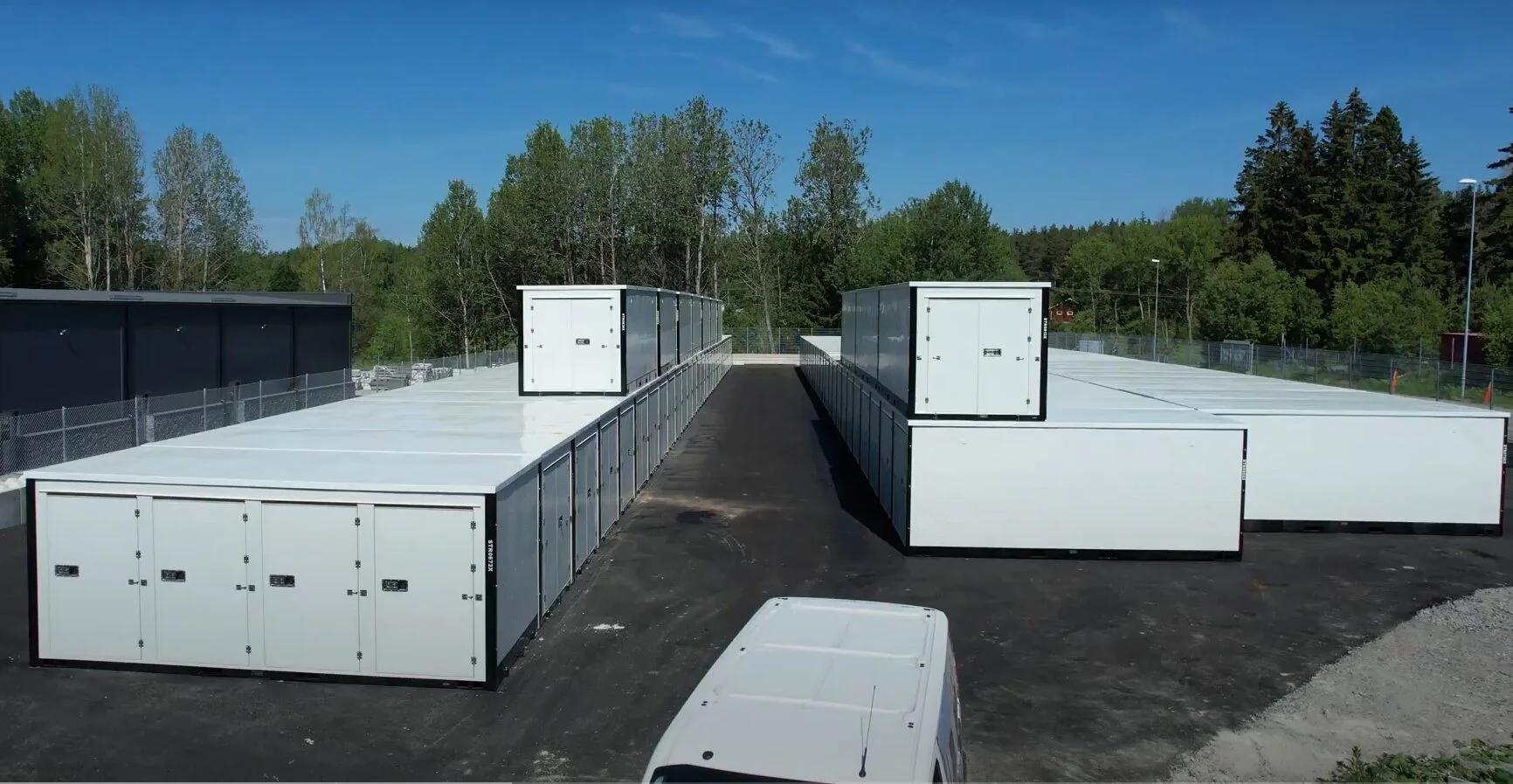Vista frontale del parco container Valentuna Svezia